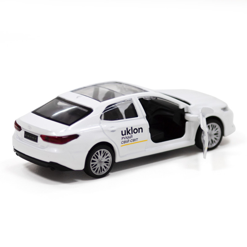 Машинка металева Toyota Camry Uklon, Тойота Кемрі Уклон, білий, таксі, відкриваються двері, 5*11*3см (250291)