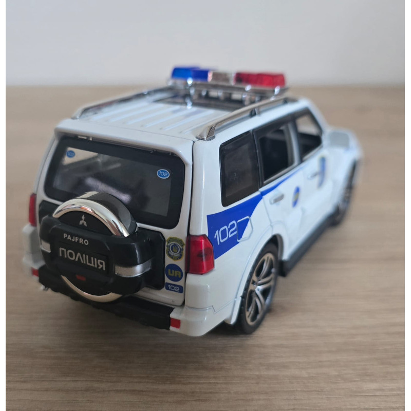 Машина металева поліція Mitsubishi Авто Експерт 1:32 світло звук інерція відч двері баг капот 15*6*6,5см (51282)