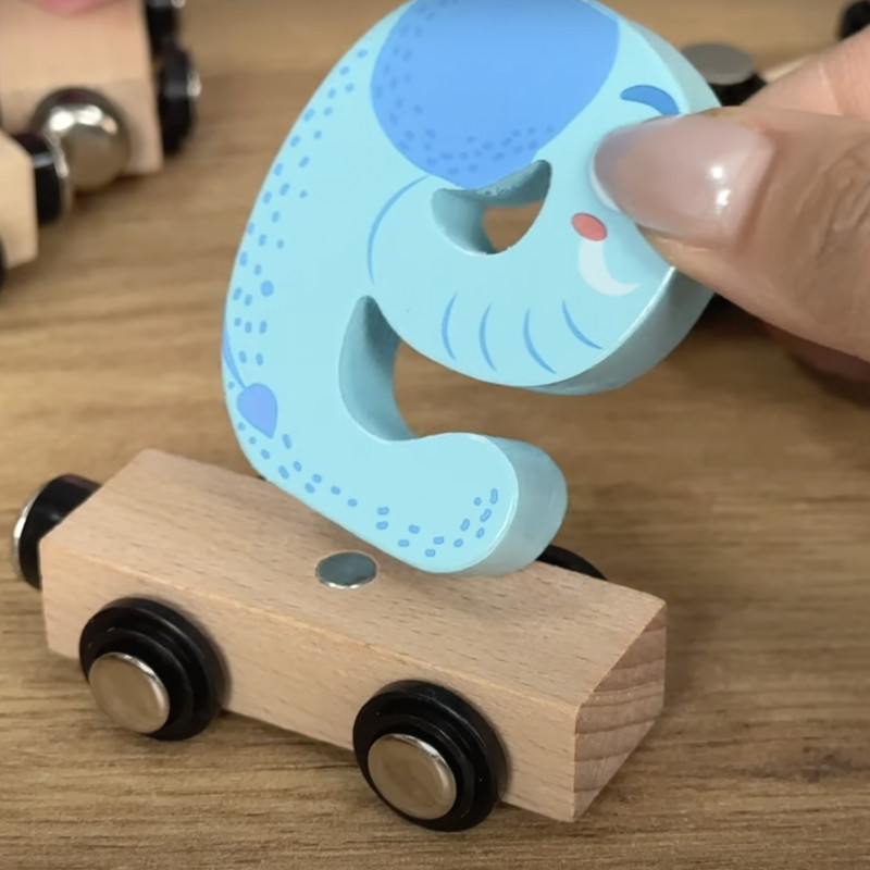 Потяг магнітний цифри WToys дерев’яний в кор 26*5*24см (C61464)
