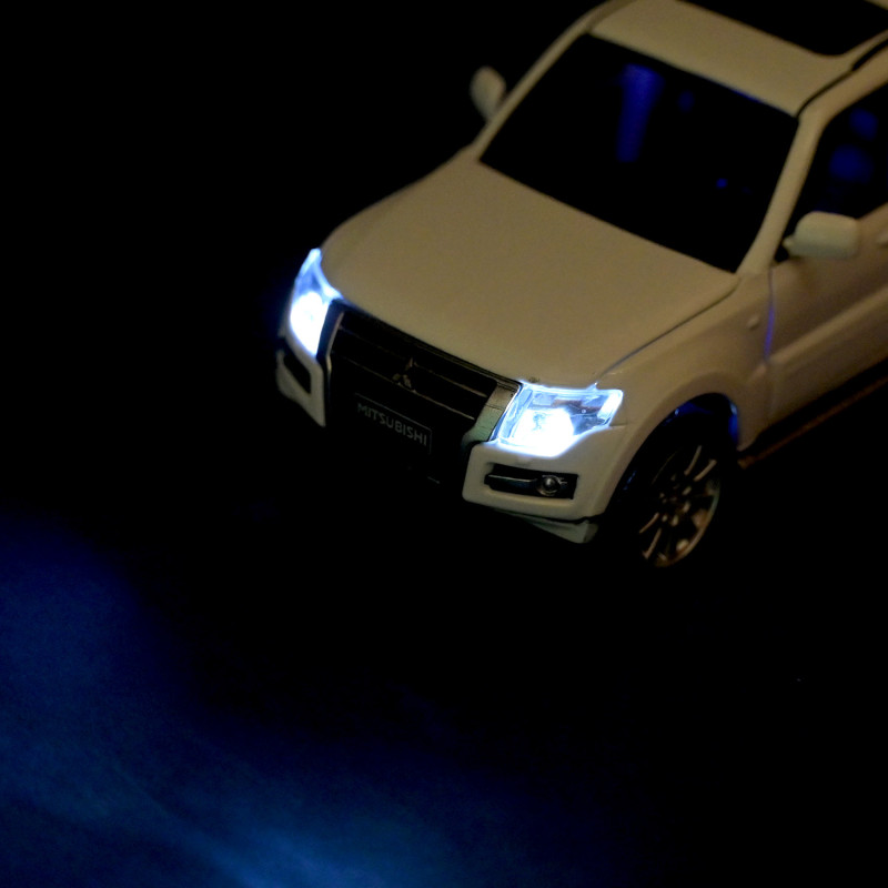 Машина метал Mitsubishi Pajero 4WD Turbo Мітсубісі біла 1:33 світло звук 14,5*5,5*5,5см (68463W)